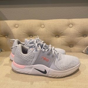 Nike women’s tennis shoes